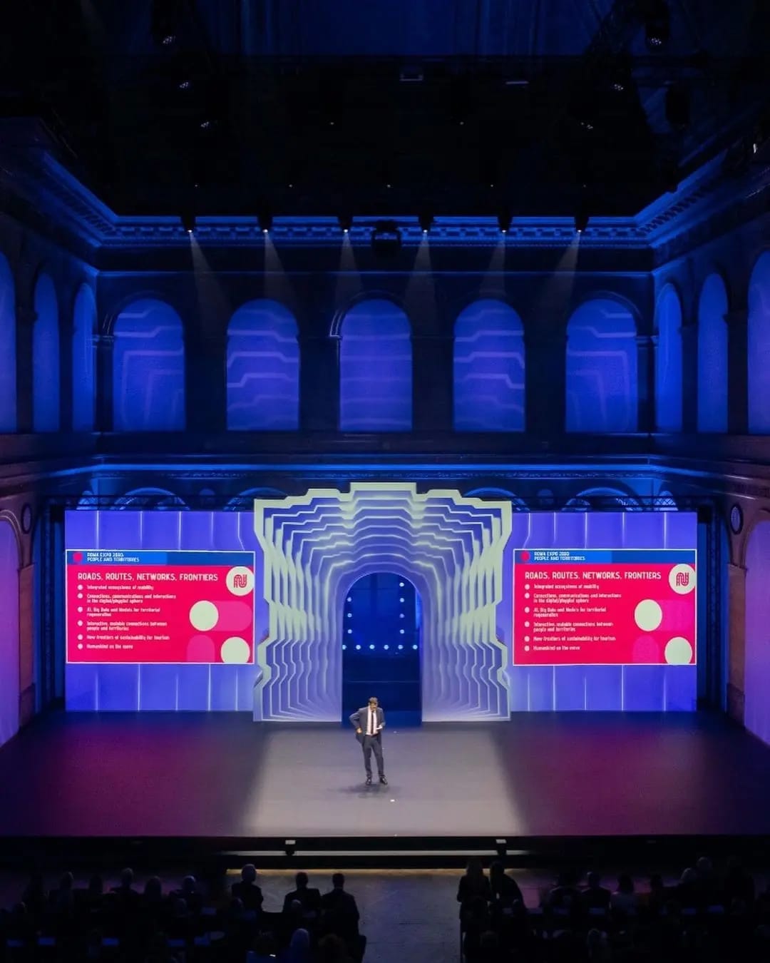 Relatore presenta Roads, Routes, Networks, Frontiers