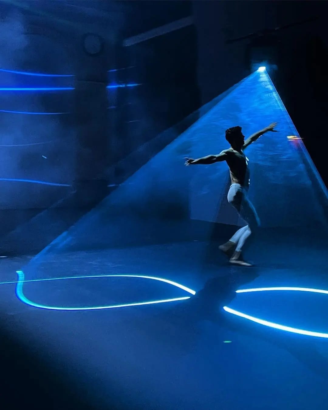 Roberto Bolle — danza con scie di luce neon