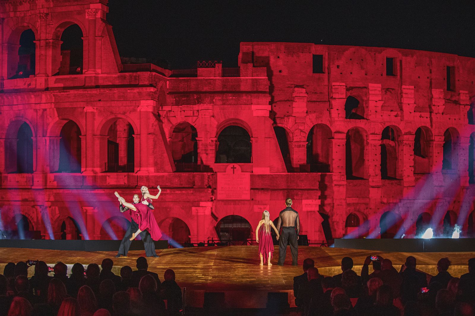 Eleonora Abbagnato and Julia Balzaretti dancing at the Colosseum