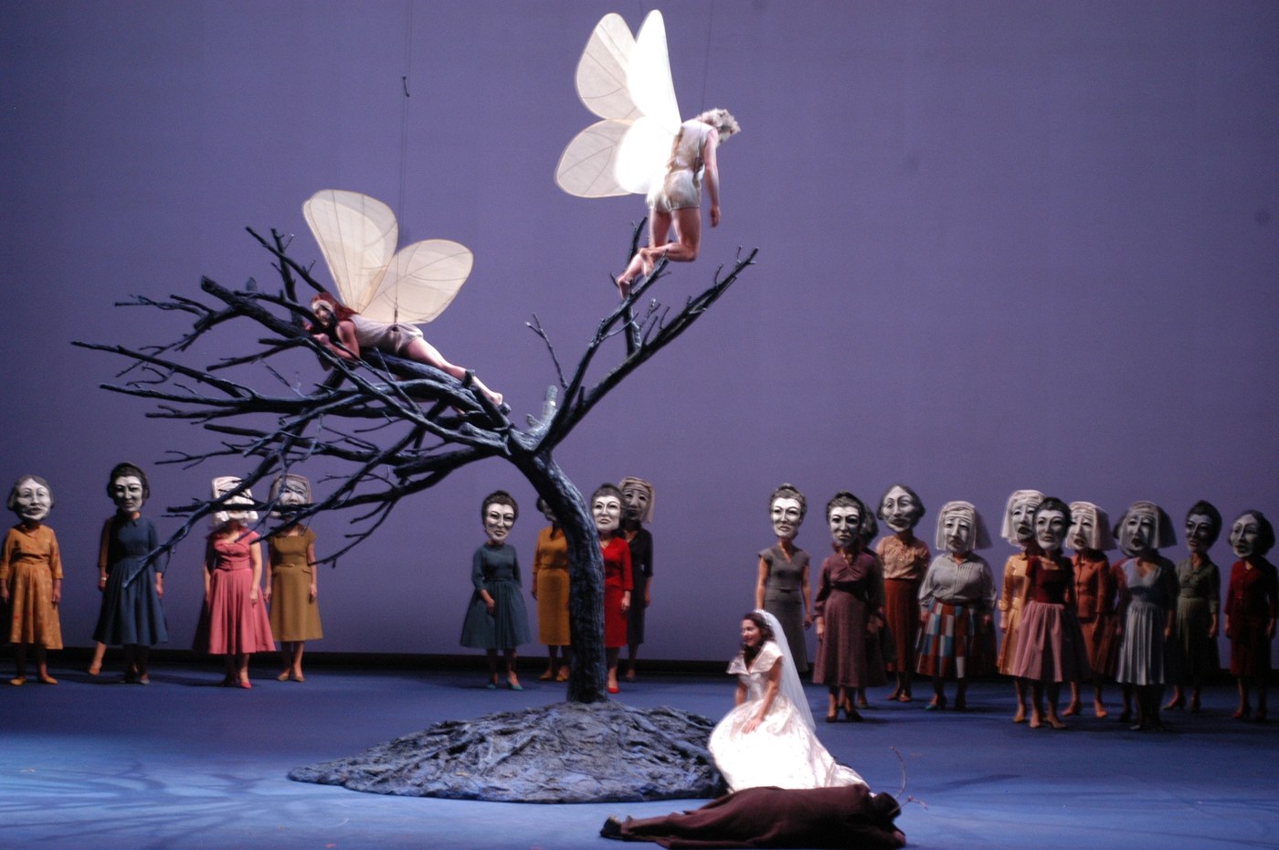 Falstaff finale — le fate sull’albero, coro con maschere, scene Cristian Taraborrelli, finale magico nella foresta di Windsor
