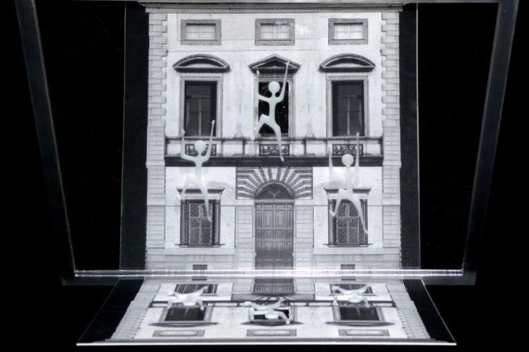 Gertrude (Le Cri) — maquette di studio: palazzo classico e superficie riflettente al pavimento