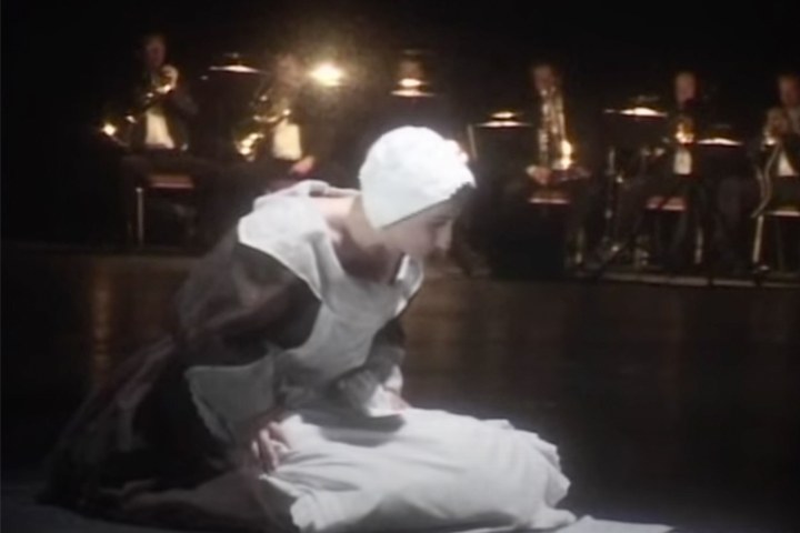 Gesualdo Considered as a Murderer &mdash; Alda Caiello inginocchiata davanti al Nederlands Blazers Ensemble, Holland Festival 2004