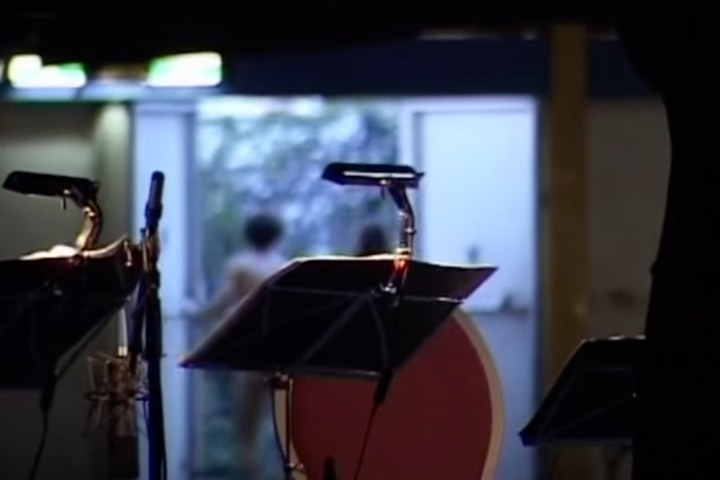 Gesualdo Considered as a Murderer &mdash; backstage con leggii e luci rosse, ensemble in concerto, Holland Festival 2004
