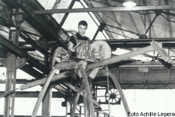 Graal - foto Achille Lepera, attore su struttura geometrica industriale, scenografia Taraborrelli, Roma 2000