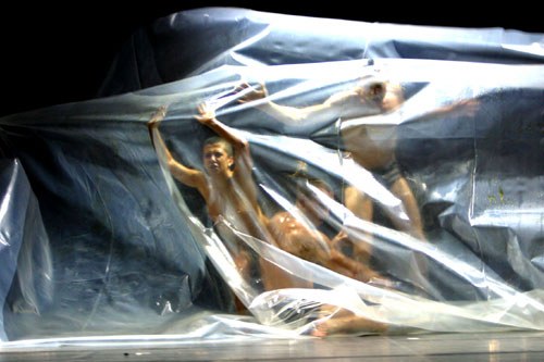Iniziali BCGLF — figure dietro plastica trasparente, dispositivo scenico Cristian Taraborrelli, regia Corsetti, Teatro Palladium Roma 2003