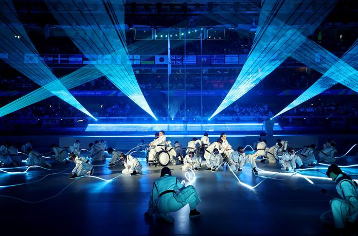 Performer con corde luminose — tricolore