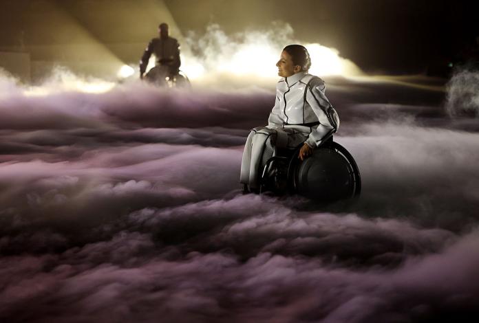 Performer con nuvole sceniche