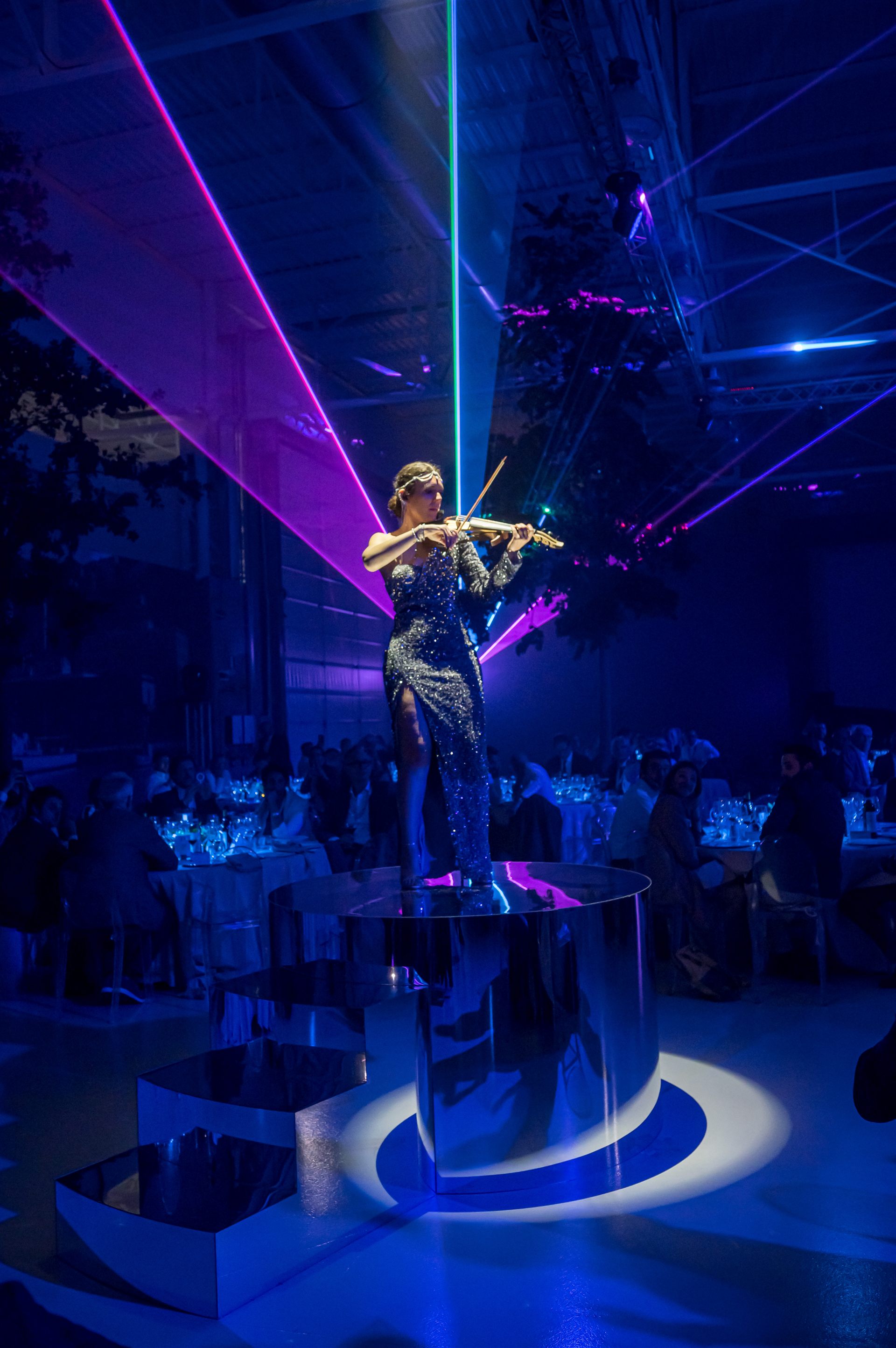 Iveco Connecting the Dots — primo piano della violinista con laser colorati