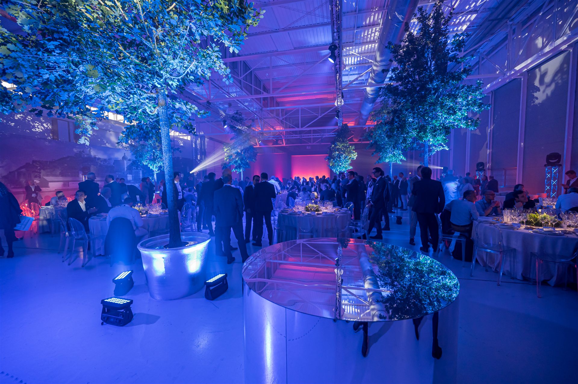 Iveco Connecting the Dots — chiome degli alberi illuminate con specchi e ospiti