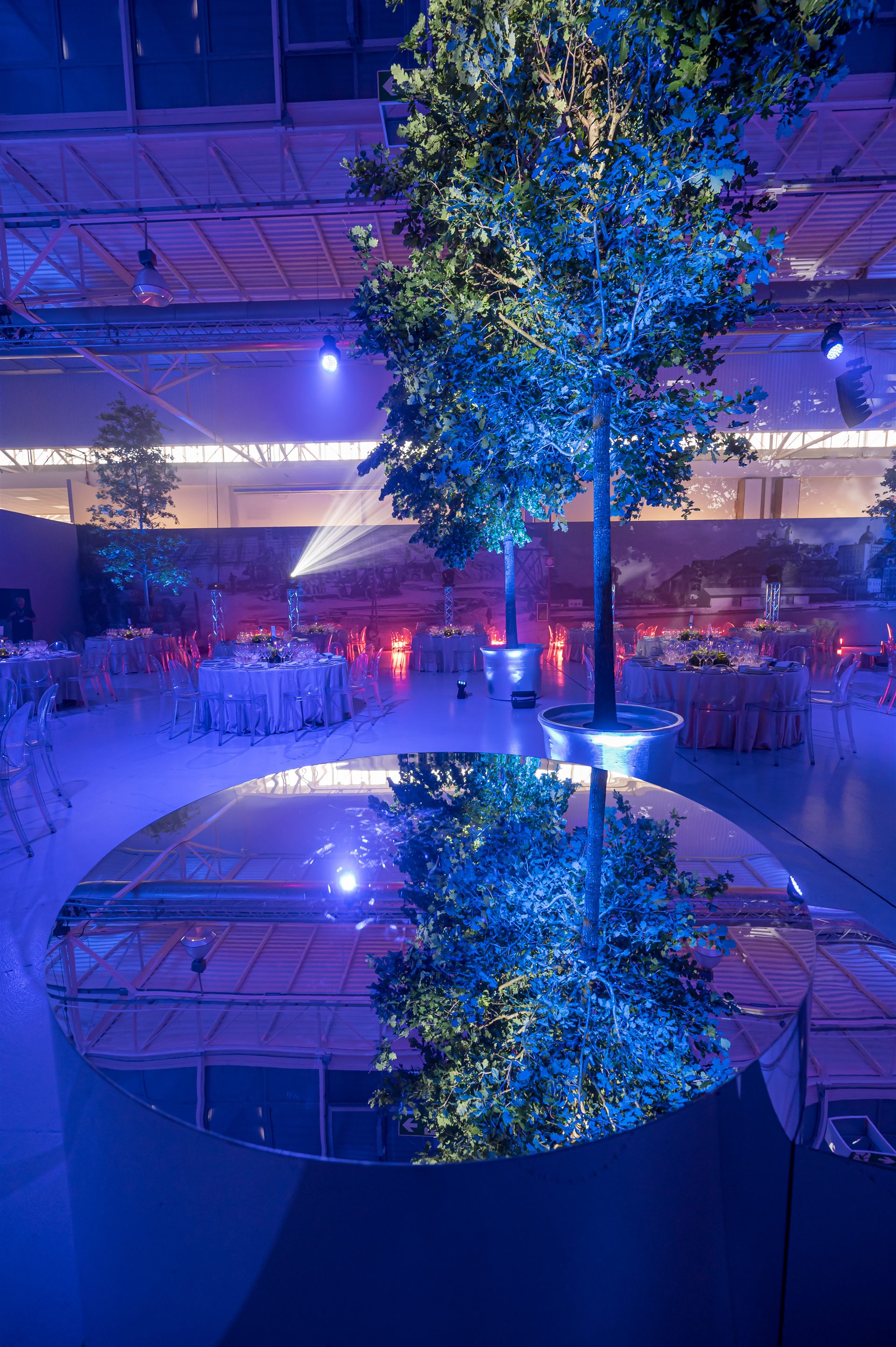 Iveco Connecting the Dots — albero vero riflesso nello specchio circolare