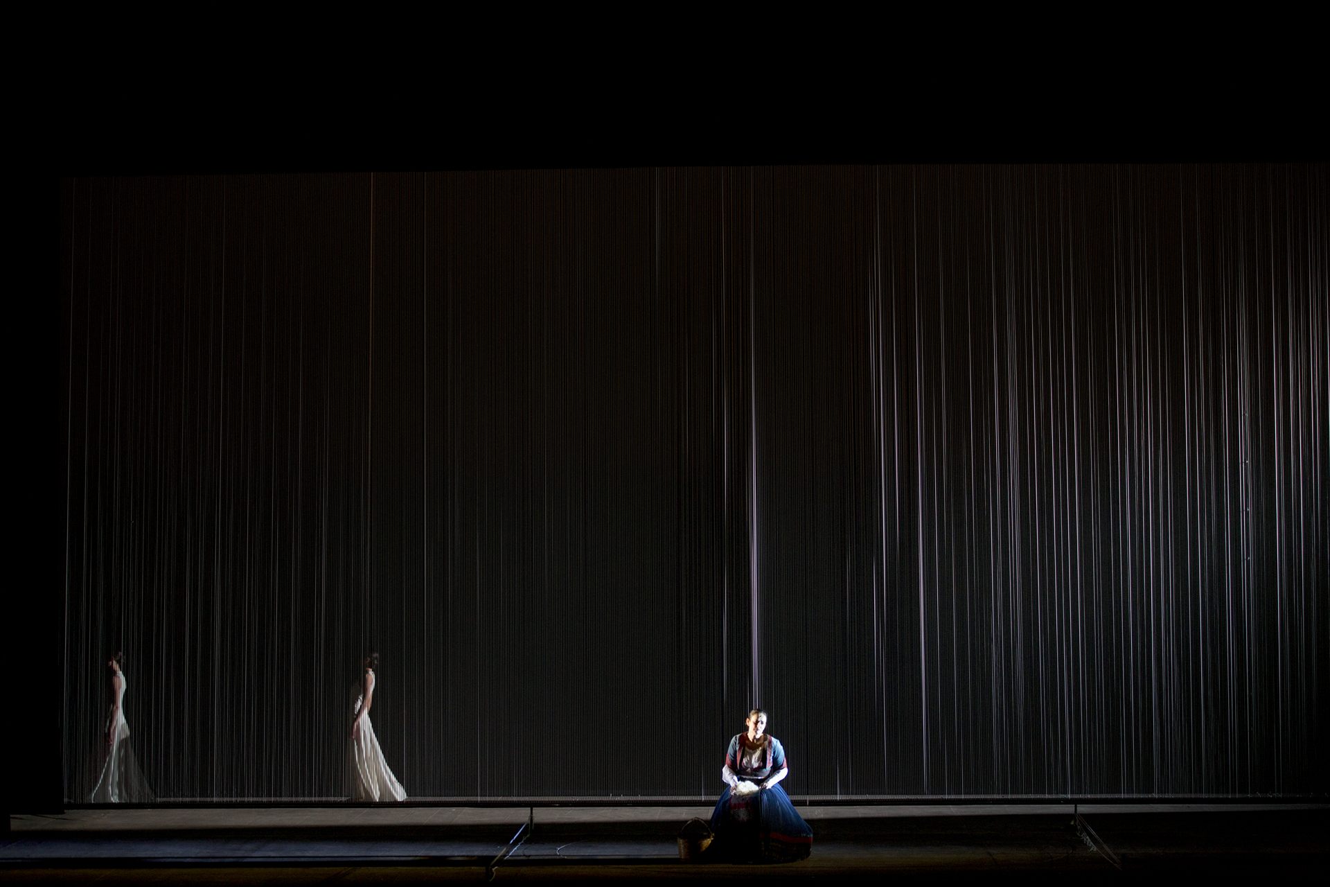 La Jura — rain curtain, two figures