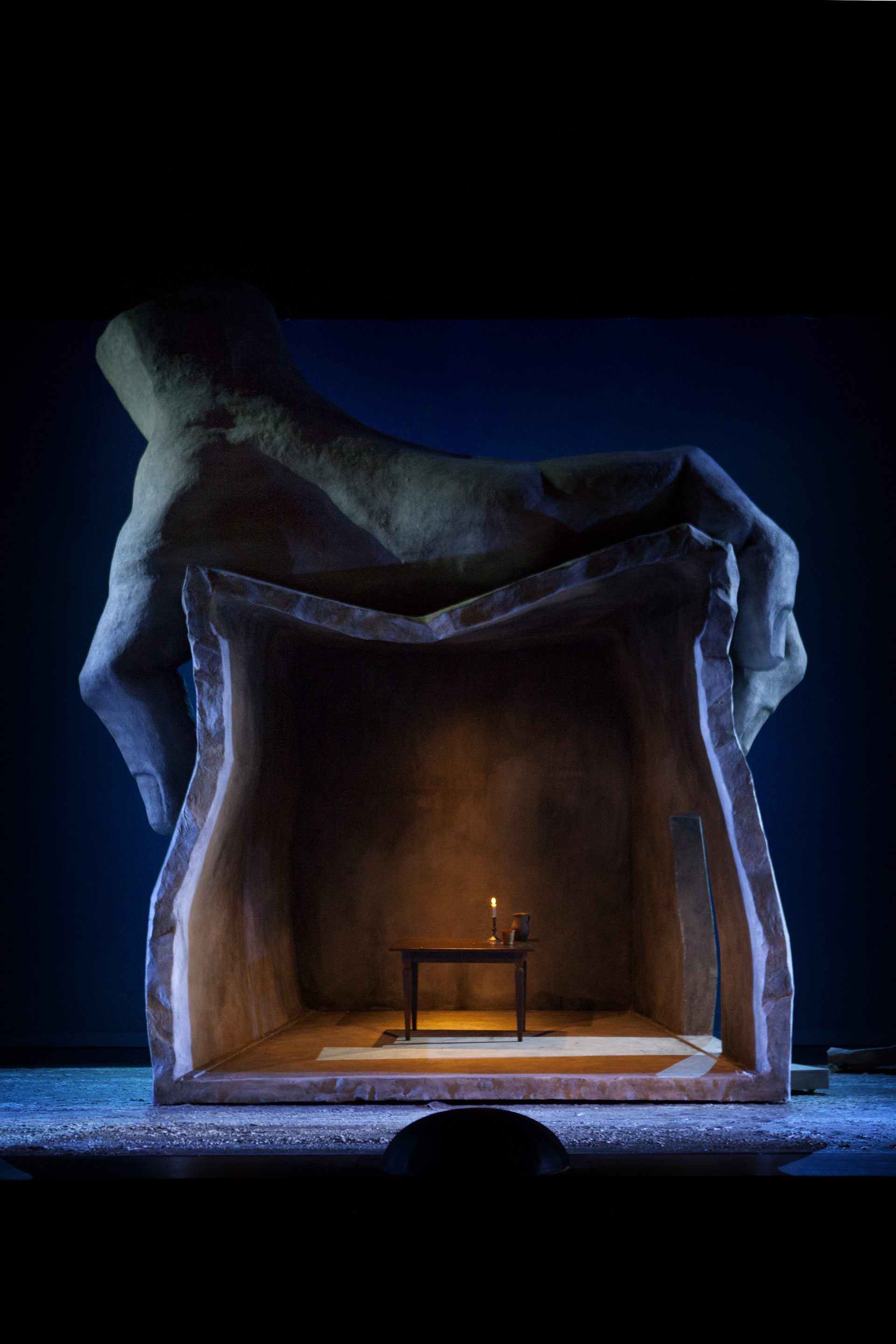 Luisa Miller — the giant hand. Photo Malin Arnesson