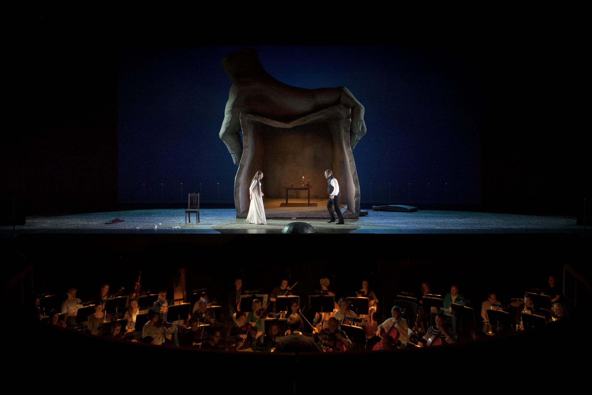 Luisa Miller — the hand squeezes the house. Photo Malin Arnesson