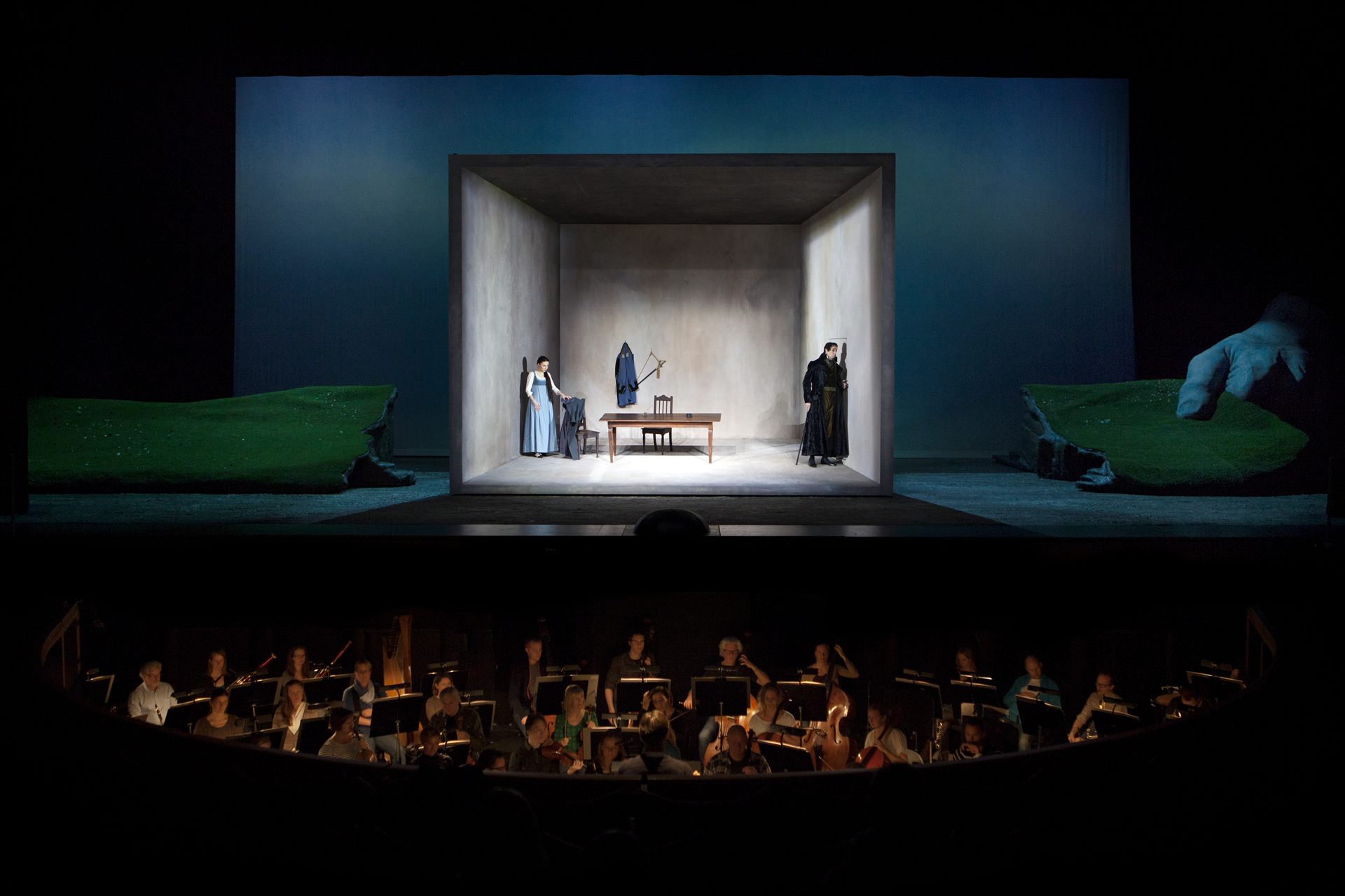 Luisa Miller — Miller's white house and orchestra. Photo Malin Arnesson