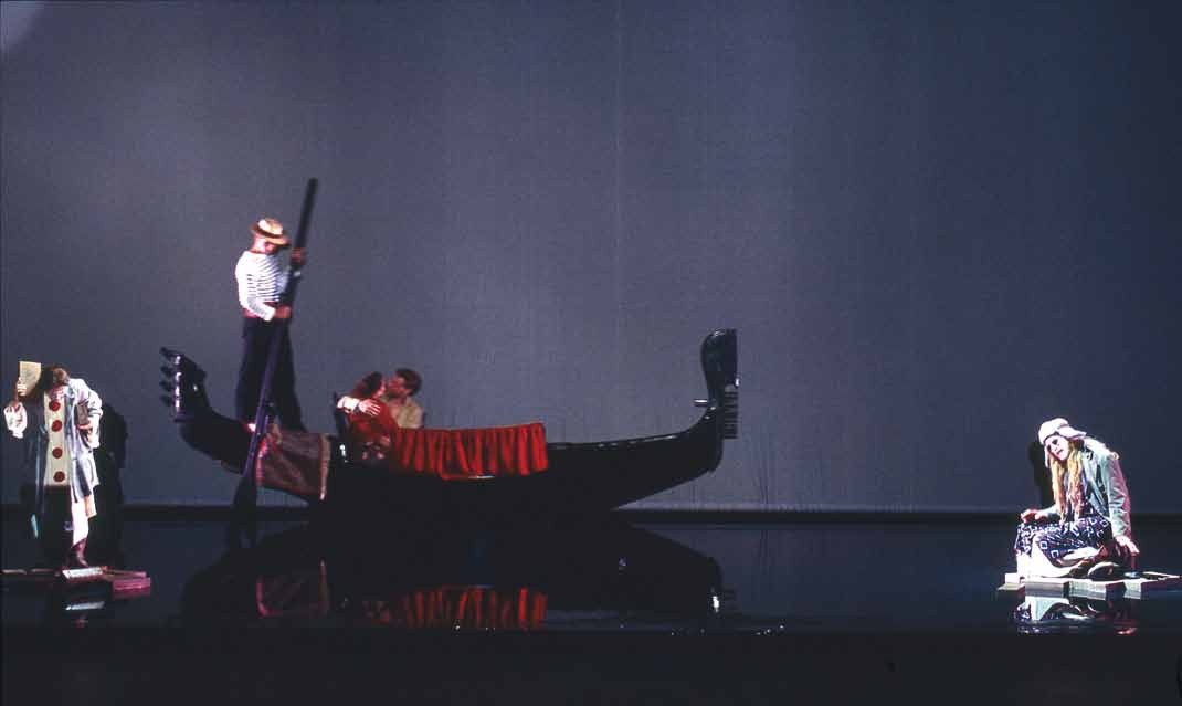 Le luthier de Venise &mdash; gondola in scena con Pierrot e la Mendiante ai lati, acqua sul palcoscenico, Ch&acirc;telet 2004