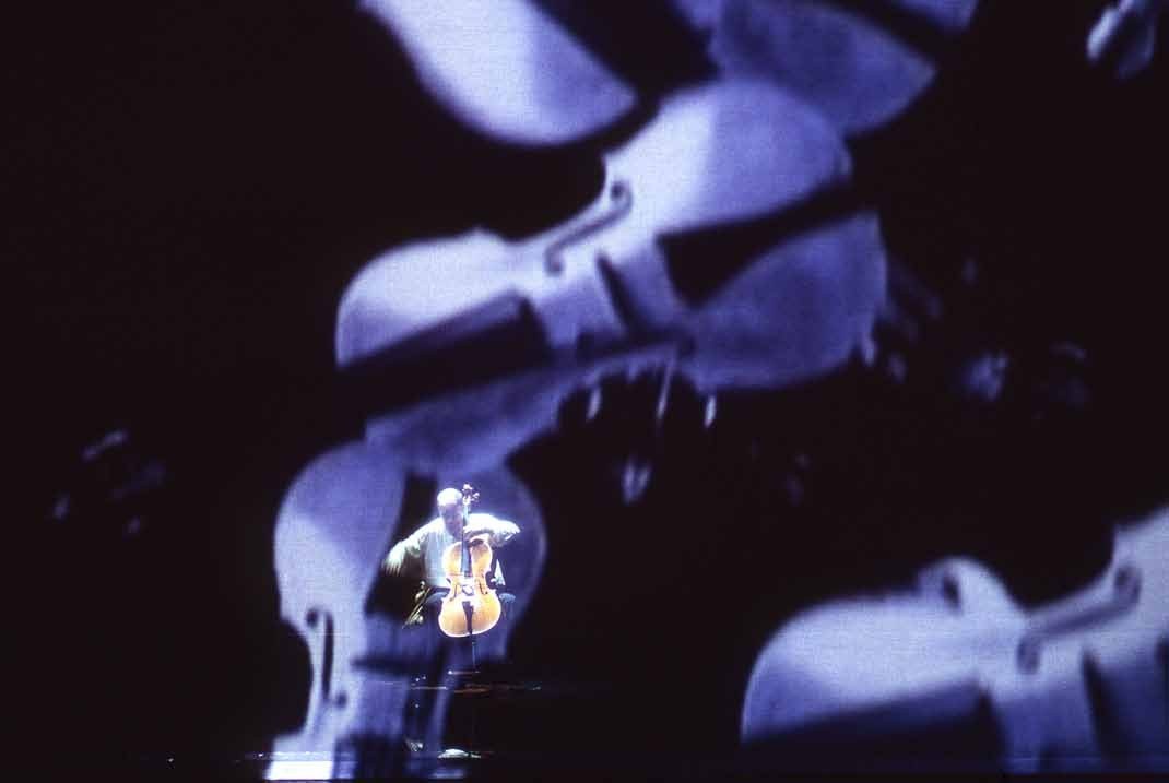 Le luthier de Venise &mdash; tableau 12 La Solitude con il violoncellista solo sotto proiezione di violini bianchi