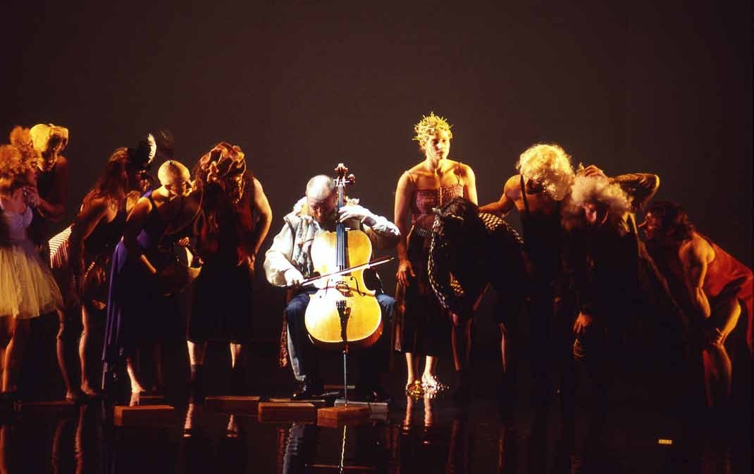 Le luthier de Venise &mdash; tableau 10 Carnaval con il violoncellista circondato dai personaggi mascherati