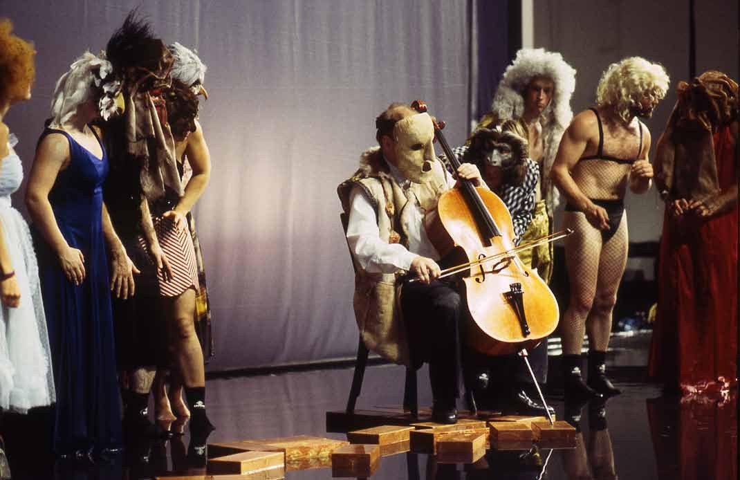 Le luthier de Venise &mdash; tableau 11 Le Violoncelliste mascherato suona davanti al coro delle maschere