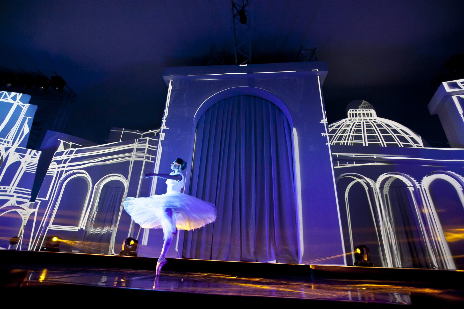 Ballerina con videomapping — Atto I