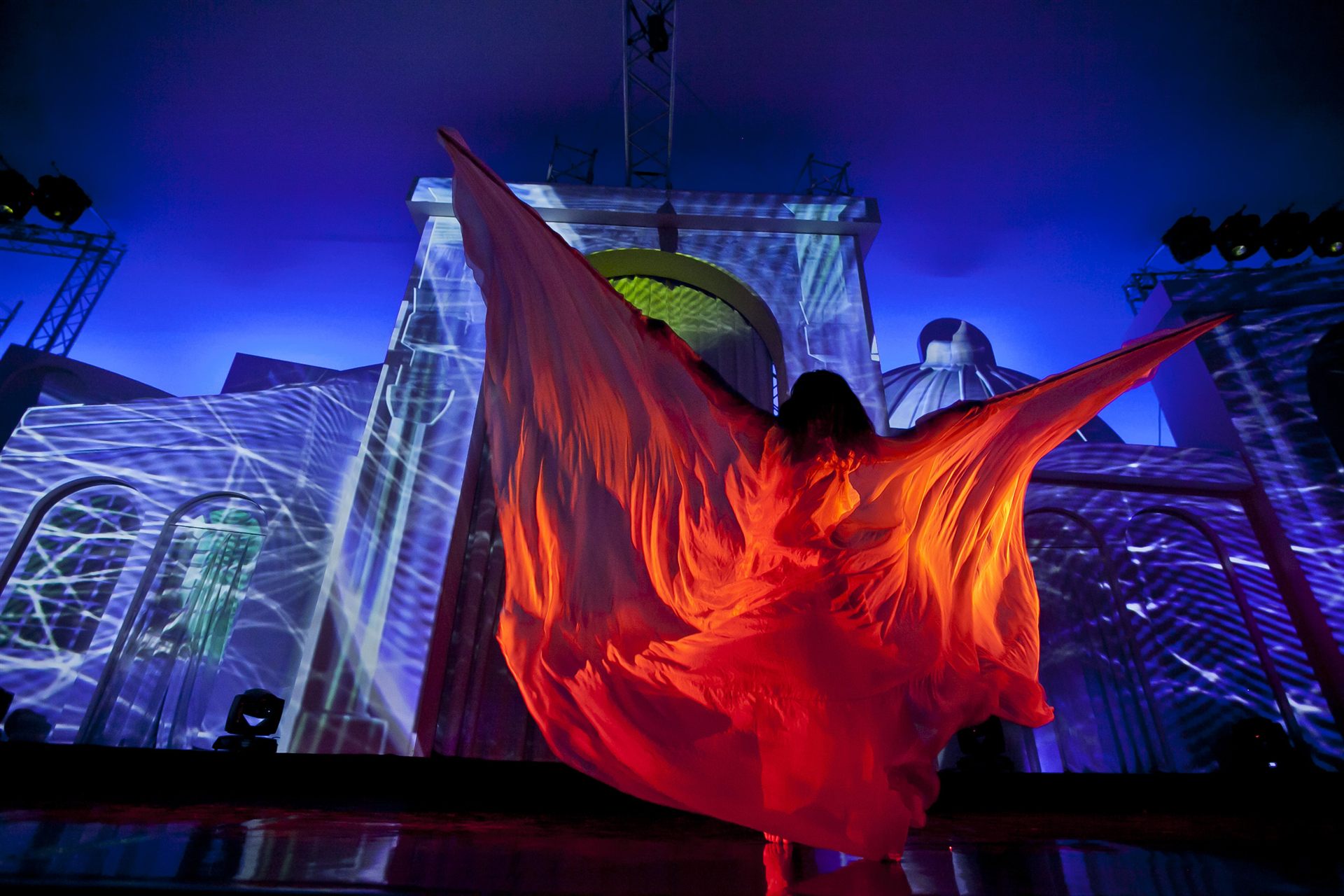 Performance con tessuto rosso