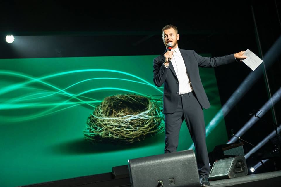 Nido — close-up of the woven branch texture