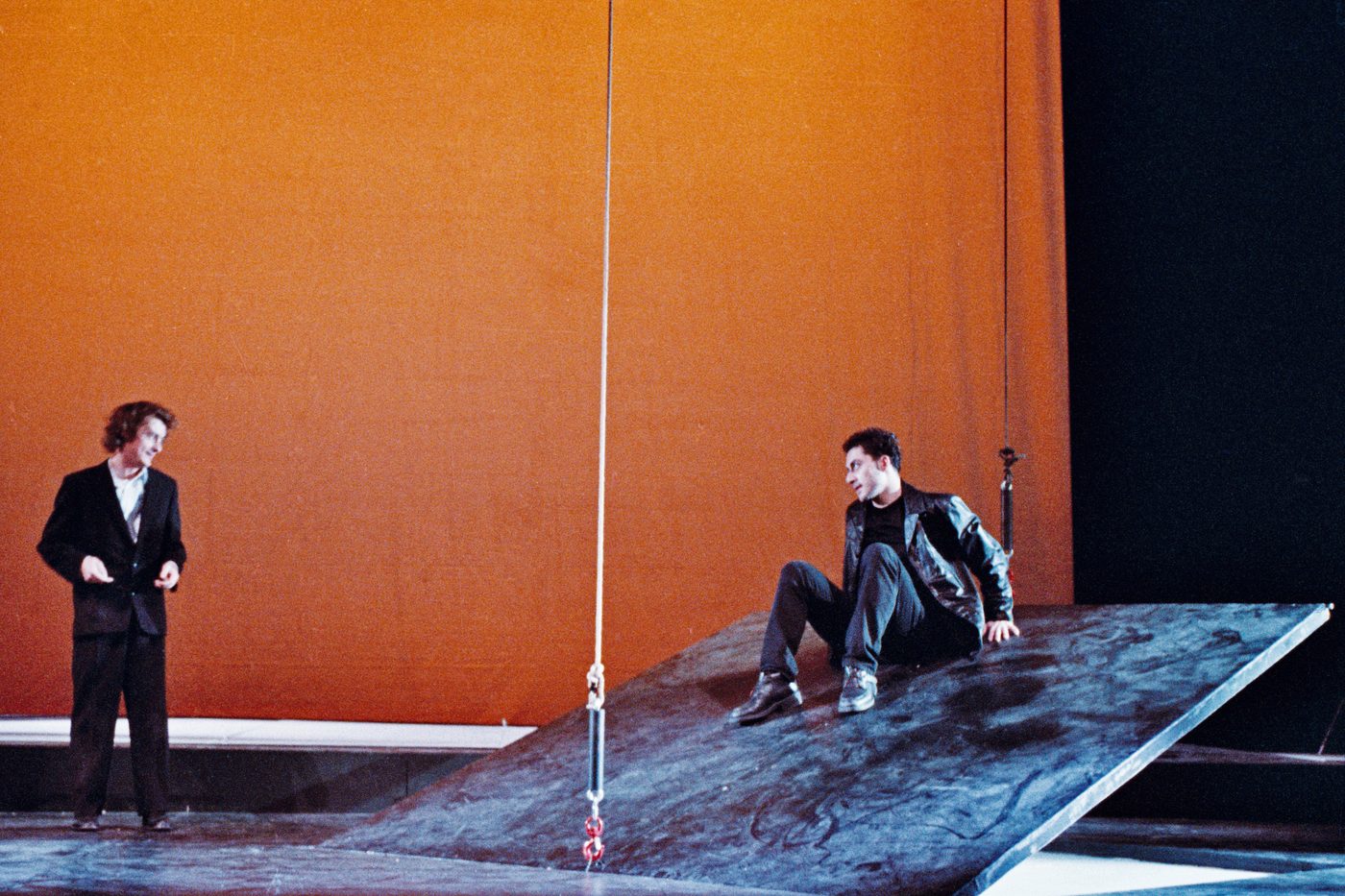 Notte - due figure su piano inclinato gigante con fondali colorati, regia Corsetti, scene Taraborrelli, Teatro Valle Roma 1998