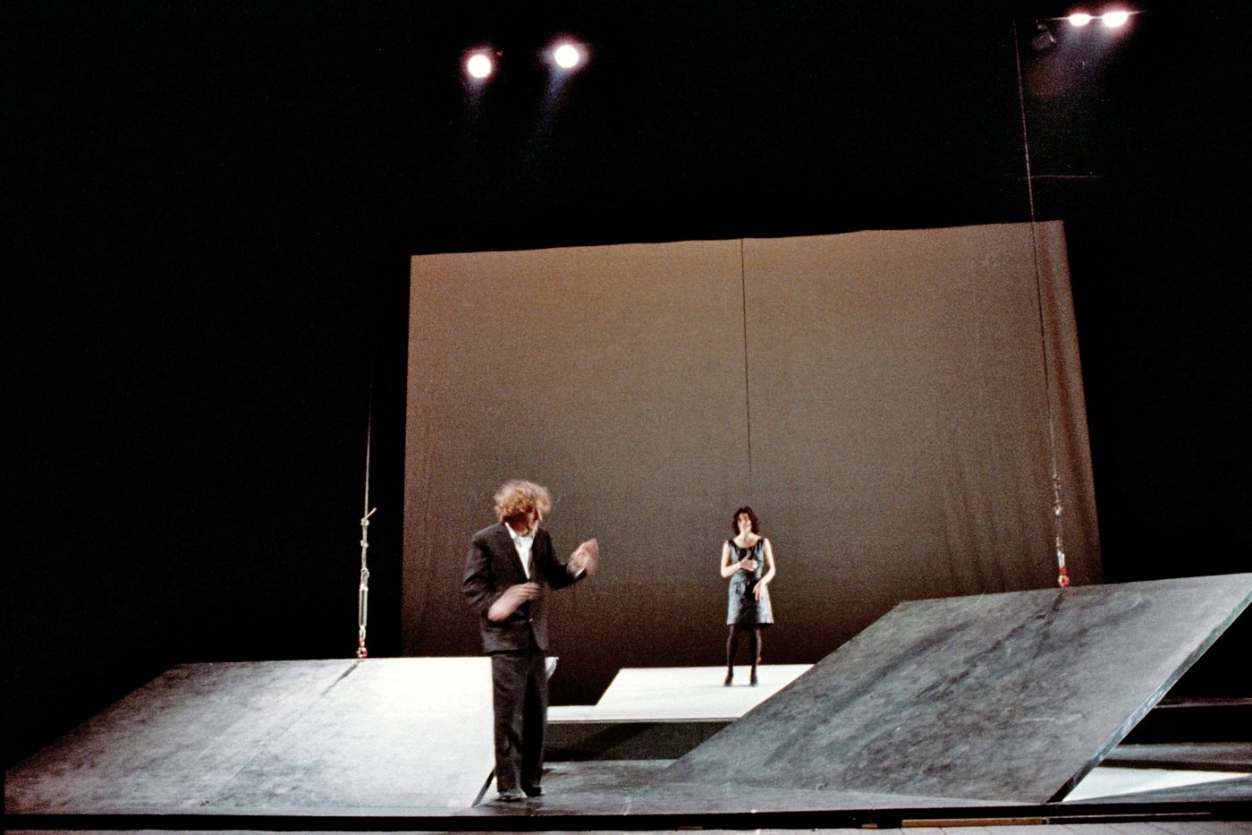 Notte - foto di scena, piano inclinato con figura, scenografia Cristian Taraborrelli 1998