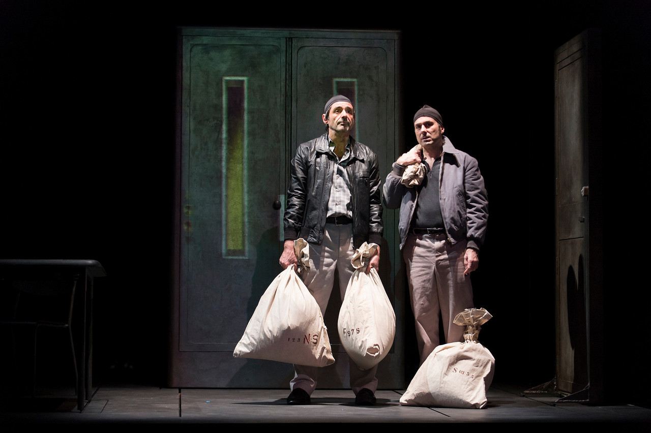 On ne paie pas &mdash; scena comica con il palco inclinato