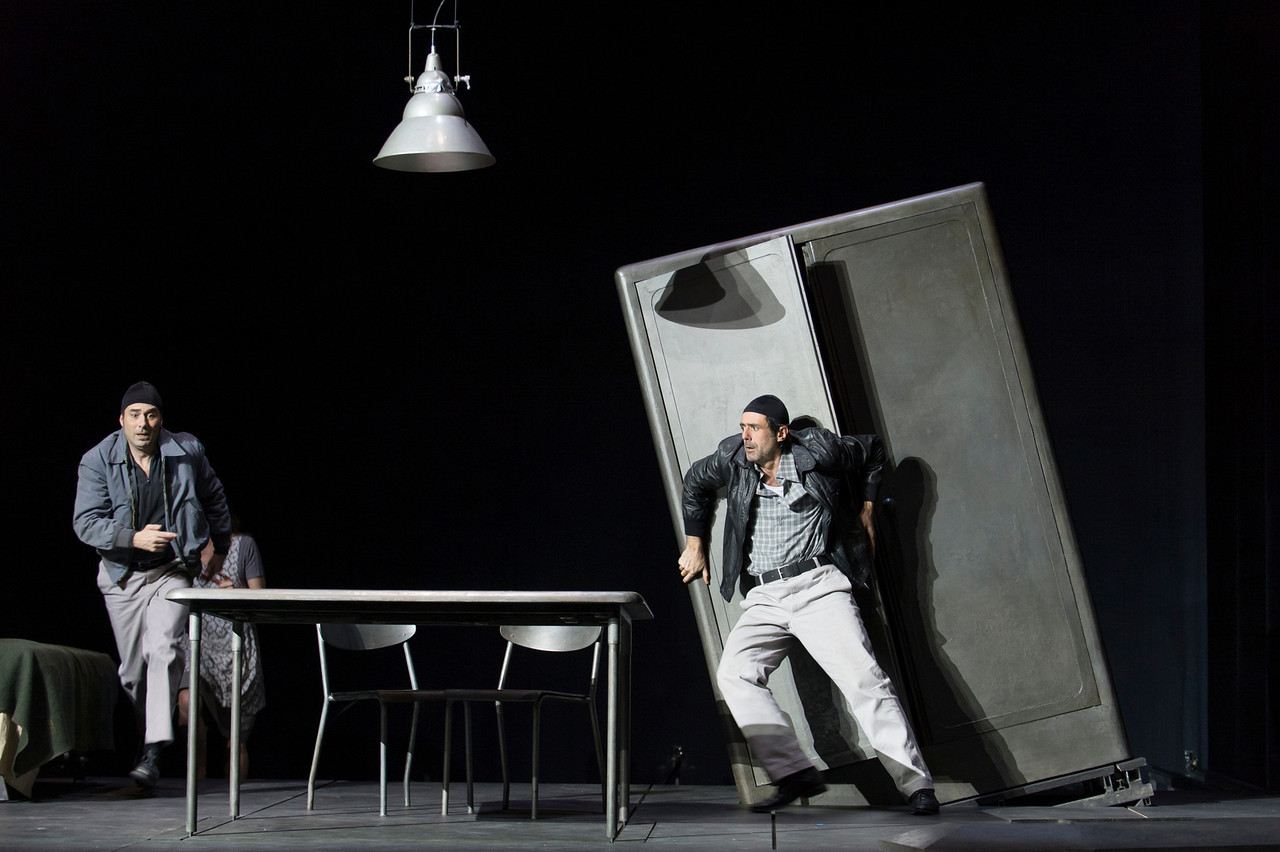 On ne paie pas &mdash; i mobili scivolano sul pavimento pendolante