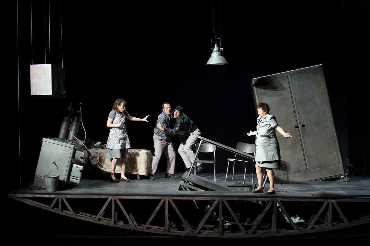 On ne paie pas &mdash; la macchina scenica del disequilibrio