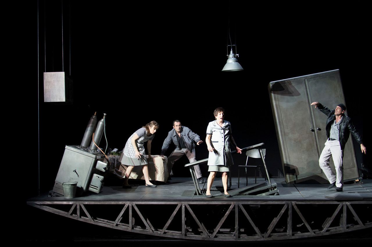 On ne paie pas &mdash; scena finale con tutti gli attori sul palco oscillante