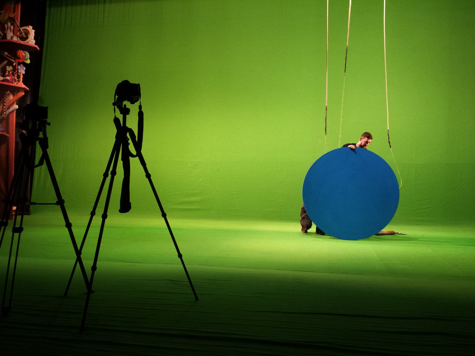 Opera Illumina il Natale backstage — setup chroma key con cavalletto e luna blu