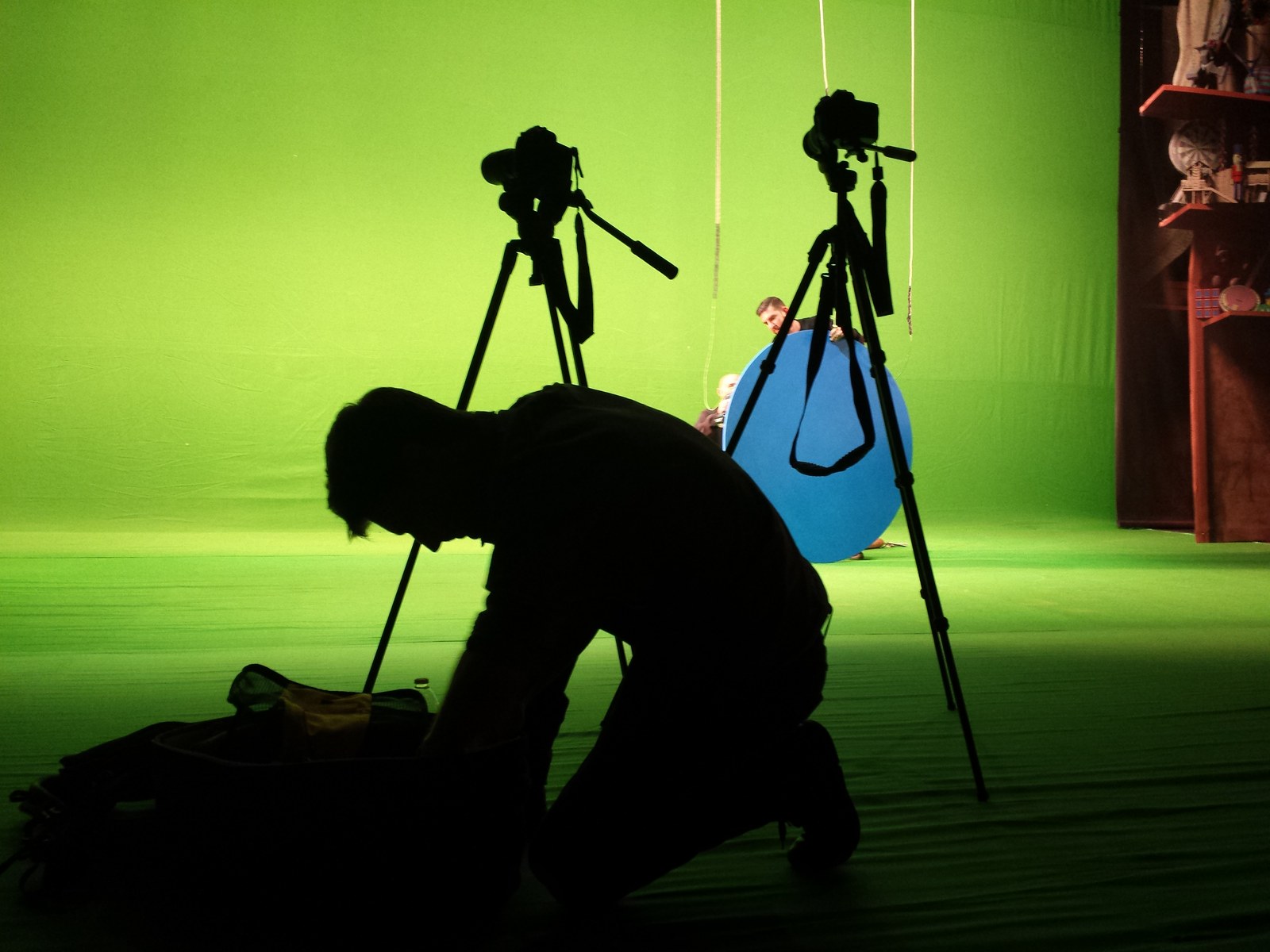 Opera Illumina il Natale backstage — cameraman in silhouette tra le due cineprese