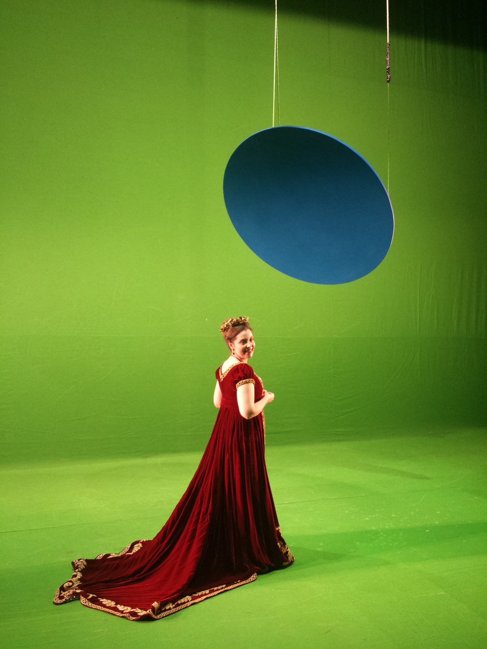 Opera Illumina il Natale backstage — soprano in abito rosso davanti alla luna blu