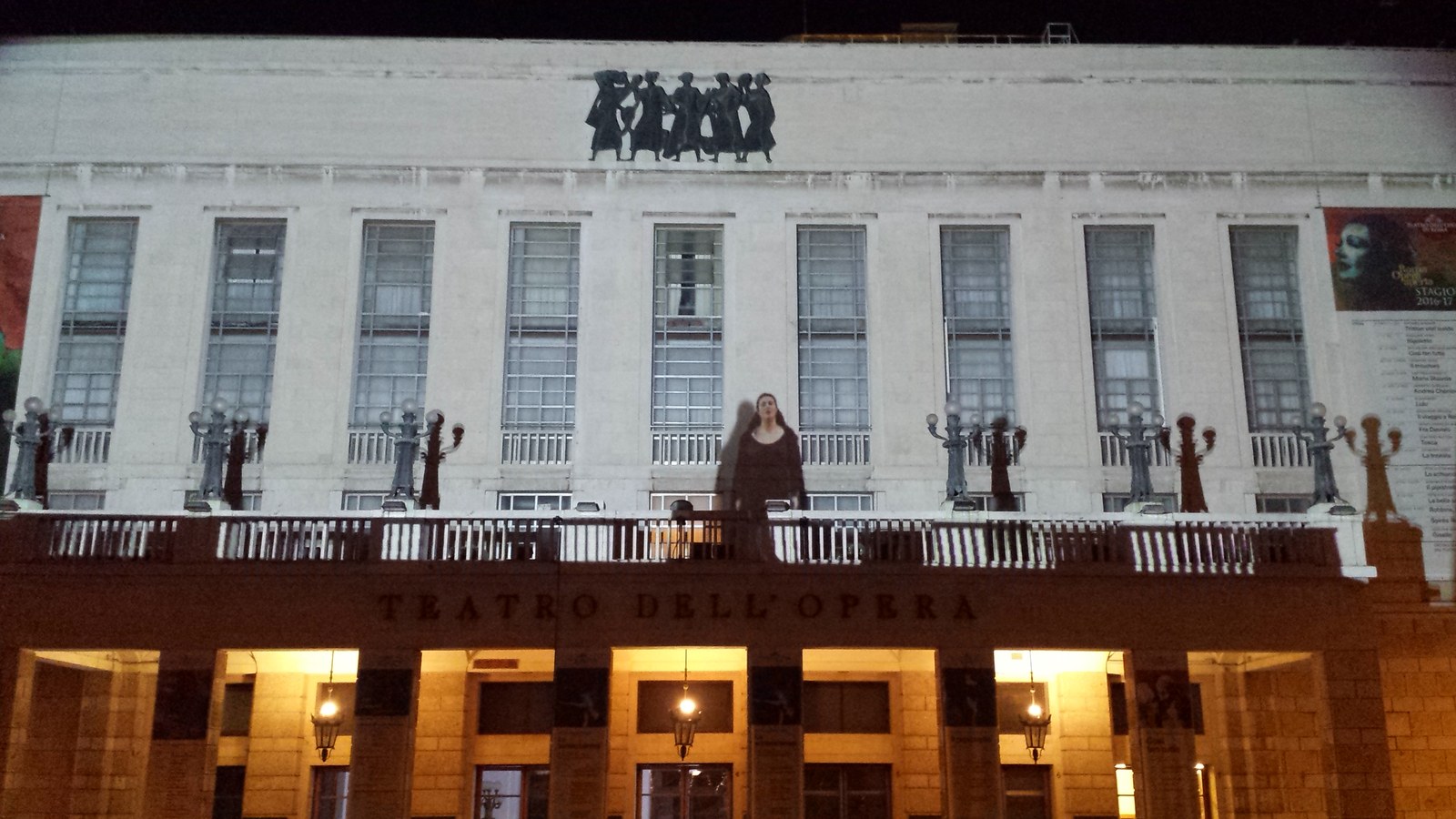 Opera Illumina il Natale backstage — Teatro dell'Opera di Roma di notte
