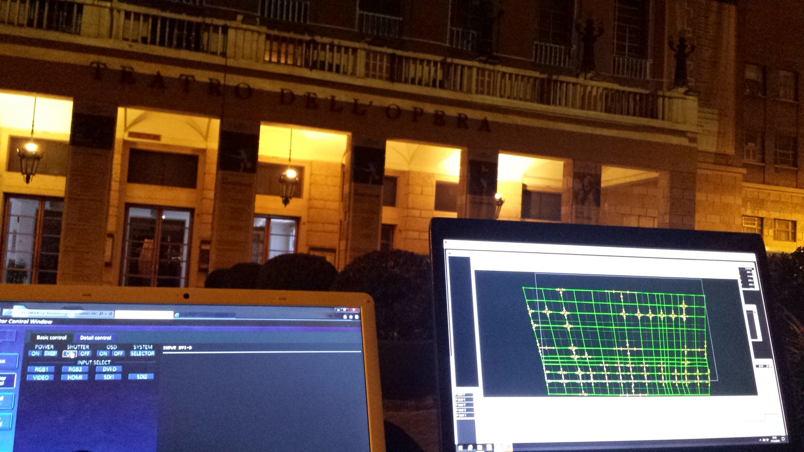Opera Illumina il Natale backstage — laptop e monitor di controllo anamorfico davanti al Teatro