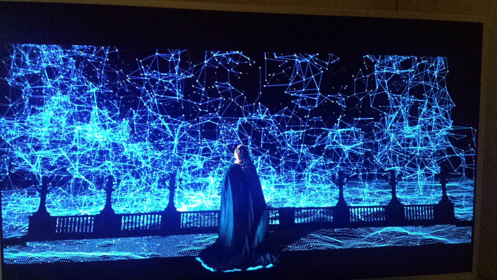 Opera Illumina il Natale backstage — primo test della foresta digitale blu in proiezione