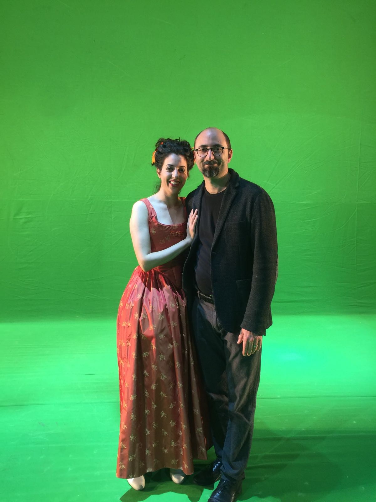 Opera Illumina il Natale backstage — Cristian Taraborrelli con Reut Ventorero in costume di Rosina dal Barbiere di Siviglia