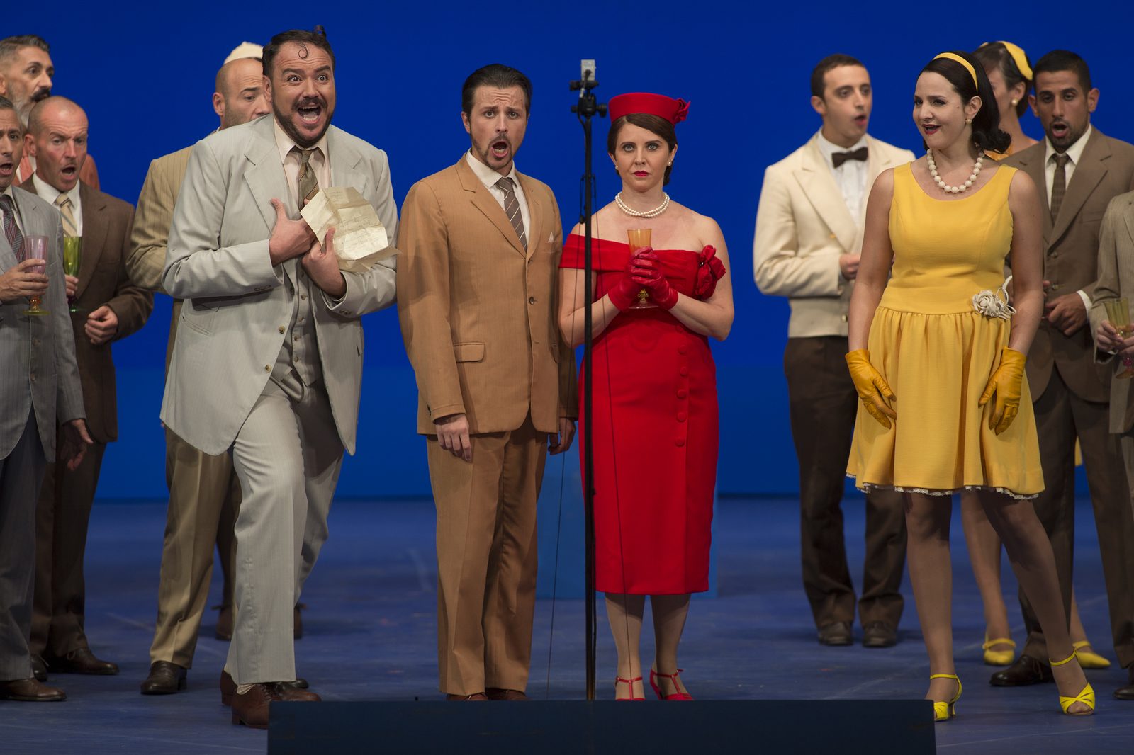 La Pietra del Paragone — scena d'insieme con cast in costumi anni Sessanta americani, video Sorin, Châtelet 2007