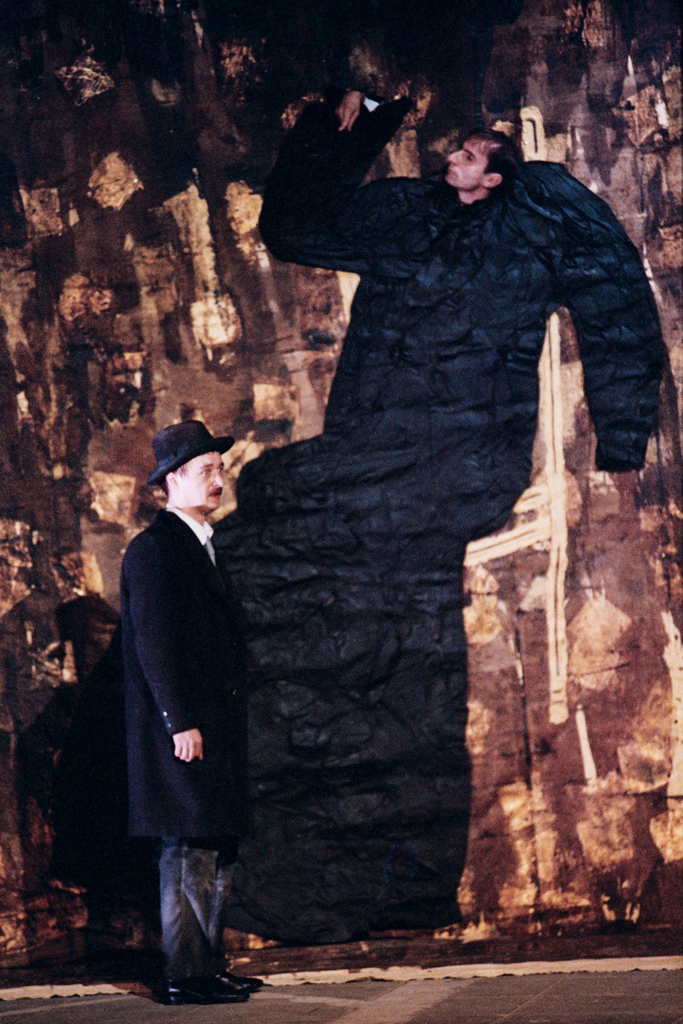 Il Processo — ritratto verticale di scena, costumi Taraborrelli, Premio Ubu 1999
