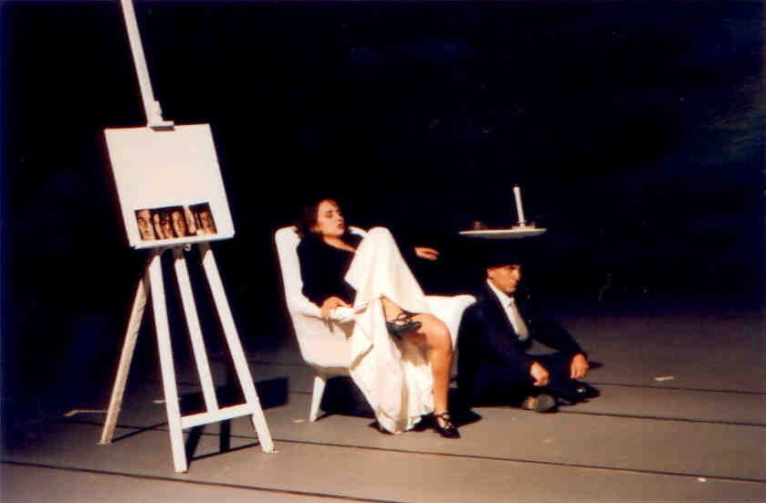Il Processo — scena con tavolo bianco e cantanti, regia Giorgio Barberio Corsetti, TNSJ Porto 1999