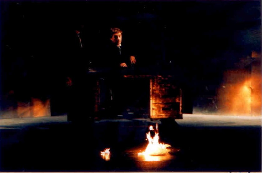 Il Processo — ritratto verticale di scena, costumi Cristian Taraborrelli
