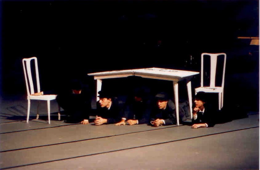 Il Processo — quadro conclusivo, regia Giorgio Barberio Corsetti, scene Cristian Taraborrelli, Teatro Nacional São João Porto 1999