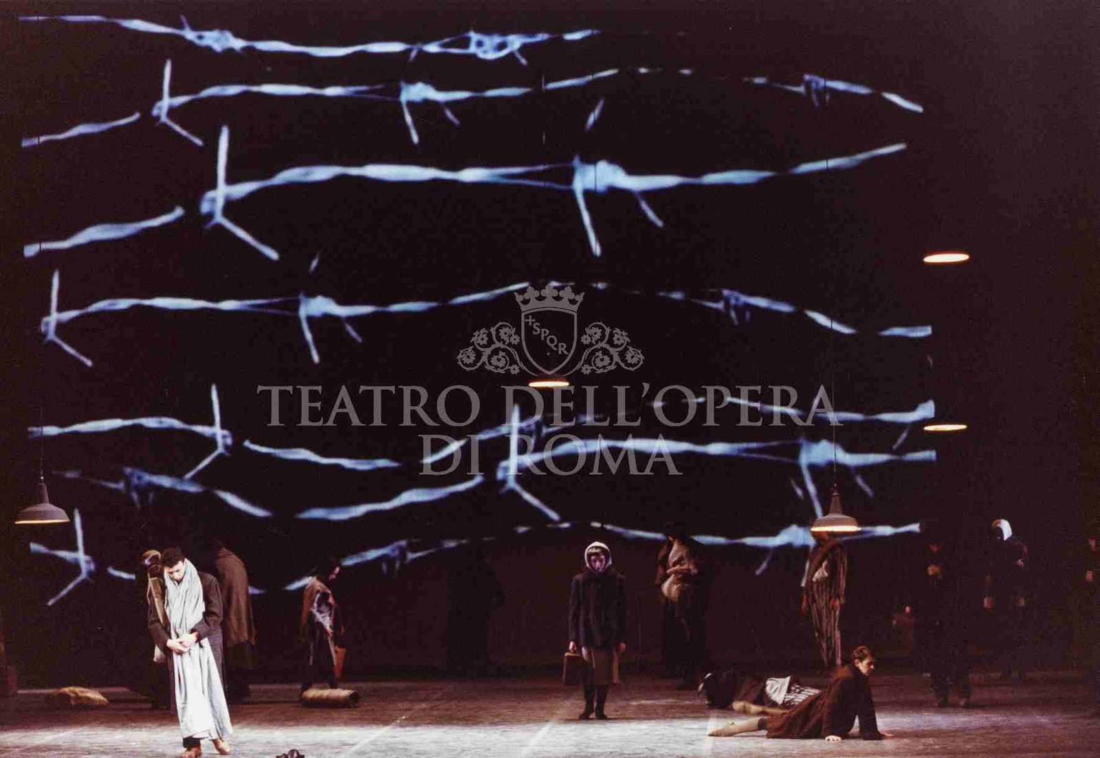 Requiem per Edith Stein &mdash; scena d&rsquo;insieme con proiezione di repertorio storico, scene di Cristian Taraborrelli, Teatro dell&rsquo;Opera di Roma 2001