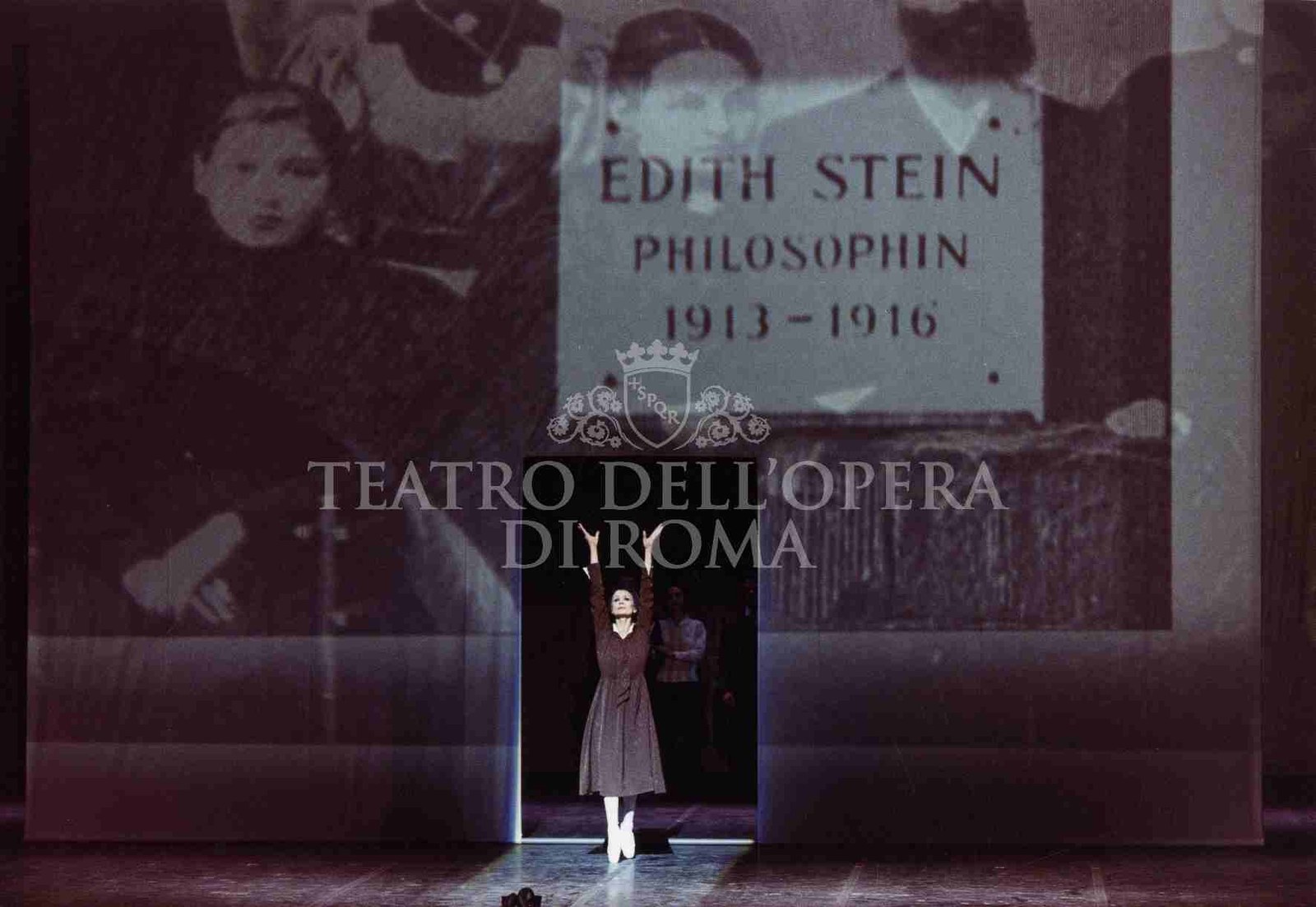 Requiem per Edith Stein &mdash; Carla Fracci nel ruolo di Edith con il cartiglio &laquo;Edith Stein Philosophin 1913&ndash;1916&raquo;, Opera Roma 2001