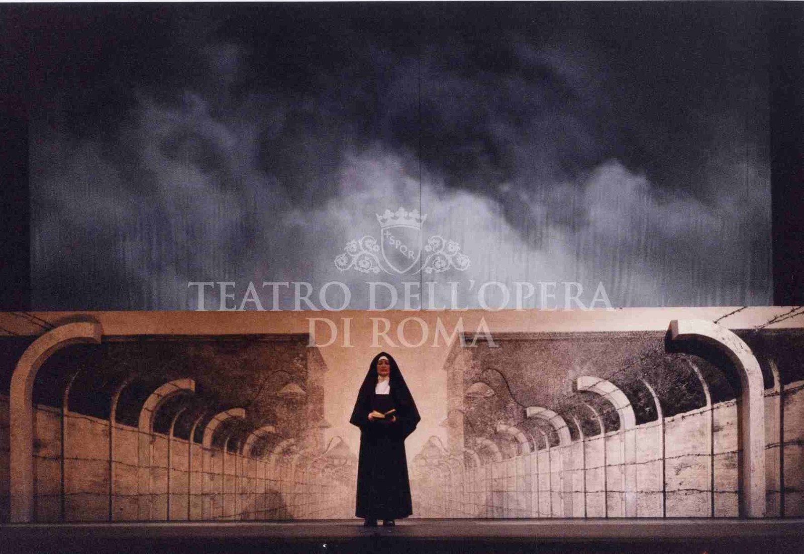 Requiem per Edith Stein &mdash; Carla Fracci (Edith) in scena, coreografia Fabrizio Monteverde, costumi Taraborrelli, Opera Roma 2001