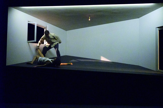 La Ronde du carr&eacute; &mdash; Dimitris Dimitriadis, scena minimalista a parallelepipedo, scene e costumi Cristian Taraborrelli, regia Corsetti, Od&eacute;on Th&eacute;&acirc;tre de l'Europe Paris 2010, foto Alain Fonteray