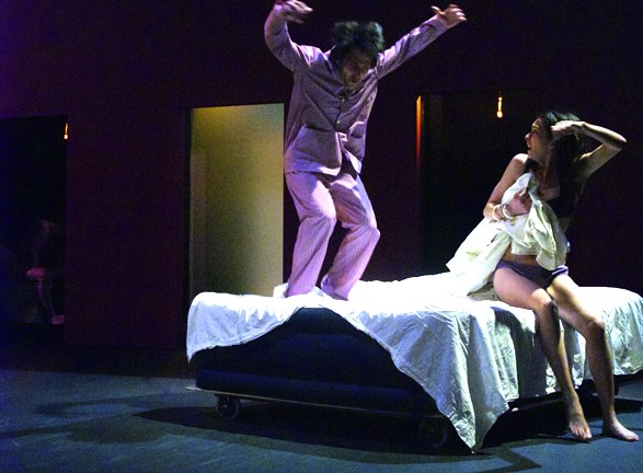 La Ronde du carré — scena drammatica, costumi contemporanei dichiarativi, regia Corsetti