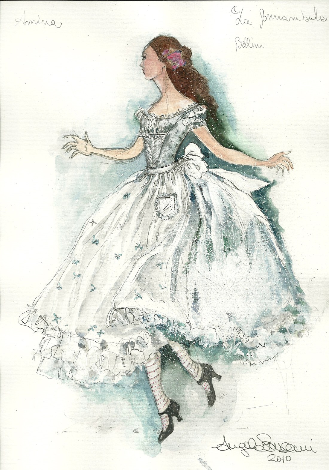 Figurino di Angela Buscemi (2010) — Amina, La Sonnambula di Bellini, regia Corsetti. Veste bianca da sonnambula, capelli sciolti, slipper