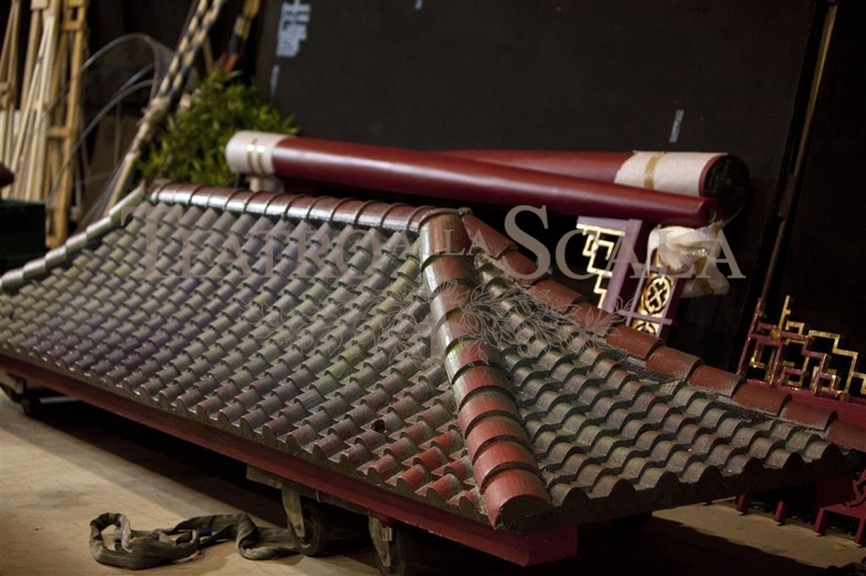 Tetto cinese — elemento scenografico in lavorazione